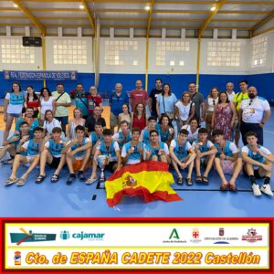 Equipo con trofeo, medallas y familiares desplazados a Castellón